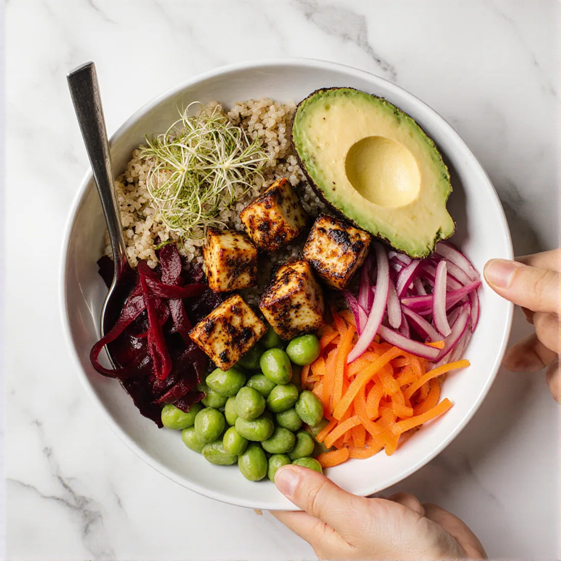 Bowl vegan, tofu mariné, quinoa, betterave